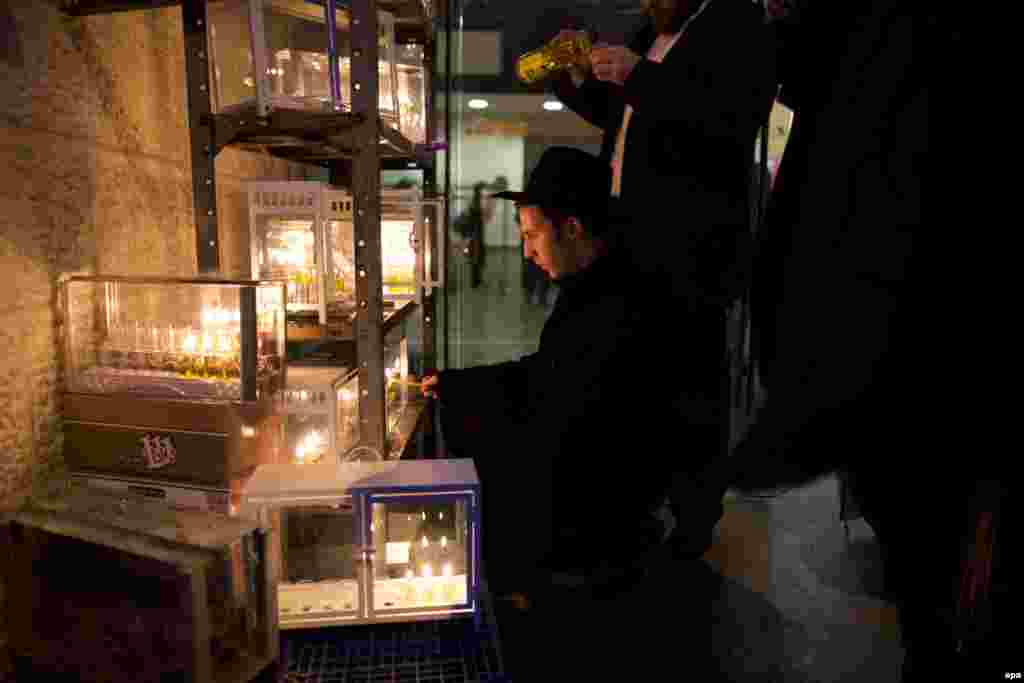 Заповедь зажигать свечи – обязательна для всех. Если у человека нет денег, он должен или занять или продать что-то, чтобы купить масло или свечи для светильника