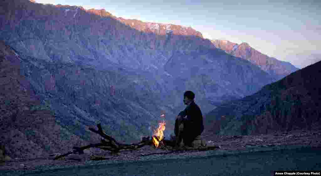 Вдоль границы между Ираном и Ираком расположен регион Курдистан. Часто через горы из Ирака провозят контрабандный алкоголь – в Иране он запрещен. На черном рынке в Иране банку пива можно купить примерно за $10