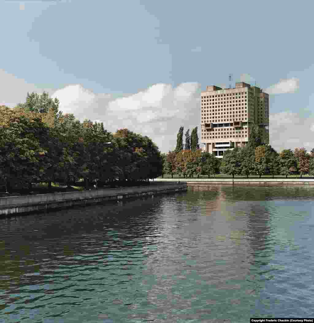 Человекоподобный Дом Советов в Калининграде стоит на месте рва бывшего Кенигсбергского замка. Здание считается главным советским долгостроем. Начатую в 1974 году, постройку Дома Советов так и не завершили