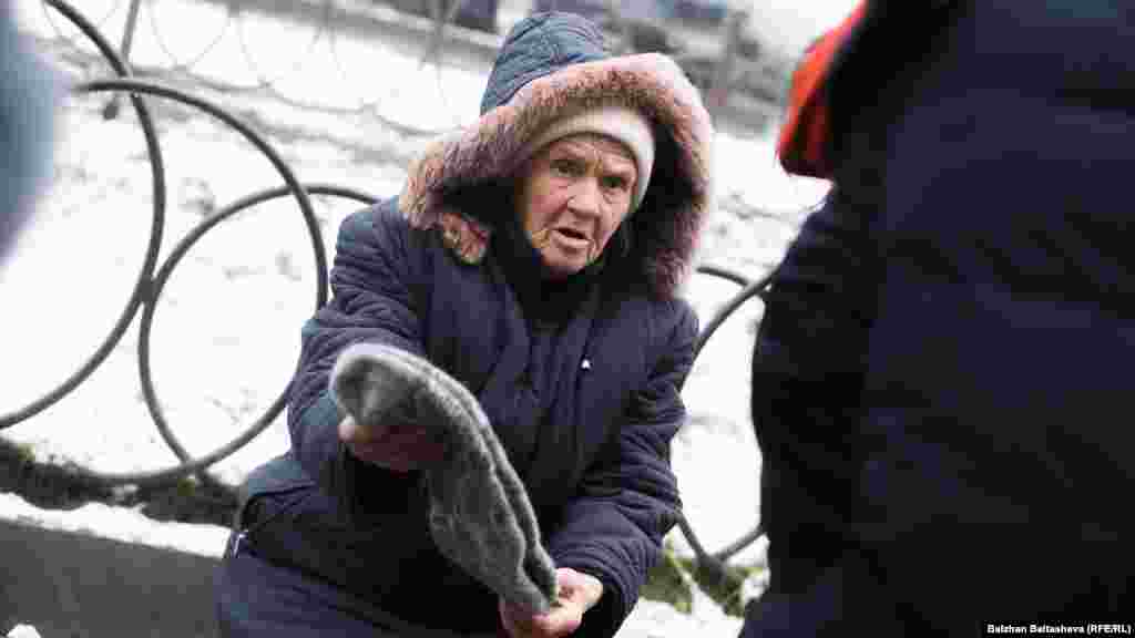 "Пенсия моя – 38 тысяч тенге ($97), и этого недостаточно. Приходится выкручиваться. Торгую по несколько часов в день. Иногда продаю пару, две. А иногда вообще ничего не продаю", – рассказывает пенсионерка