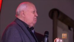 Михаил Горбачев посетил место падения Берлинской стены Михаил Горбачев посетил место падения Берлинской стены