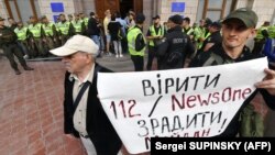 Протесты против деятельности телеканалов NewsOne и 112