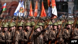 Участники Парада Победы, одетые в форму времен Великой Отечественной войны 9 мая 2015 года