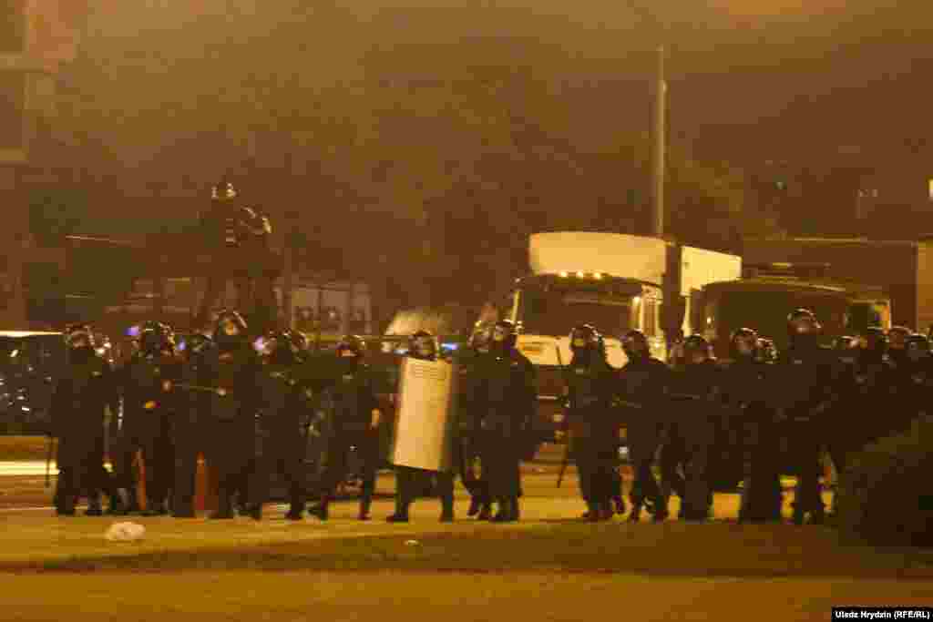 ОМОН возле стелы атаковал людей, используя щиты, и вытеснял их. "Все выглядит как настоящая война", – рассказала журналистка "Белсата", которая была на месте событий