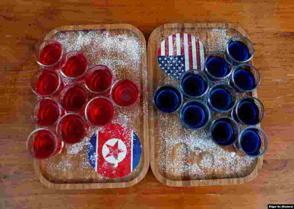 А в одном из сингапурских баров, например, посетителям предлагают сине-красные шоты, которые приурочены к саммиту Трампа и Кима