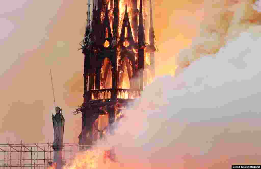 Президент Франции Эммануэль Макрон планировал вечером выступить с речью, но отменил выступление. Он принес соболезнования всем католикам и всем французам