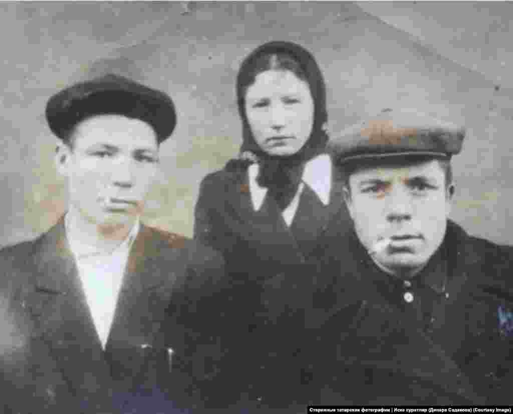 Садеков Хусяин Садек-улы (справа). Фото было сделано в 1950-е годы в Донецке Ростовской области, куда он уехал с женой работать на угольной шахте. Уроженец села Татарское Маклаково Нижегородской области умер в 1998 году и похоронен в родном селе. Военную службу проходил в Москве и области, в частях НКВД, занимающихся охраной заключенных. Также всю жизнь занимался плотничеством. На фото с ним – родной брат Садеков Умар с женой Санией. Фото Динары Садековой