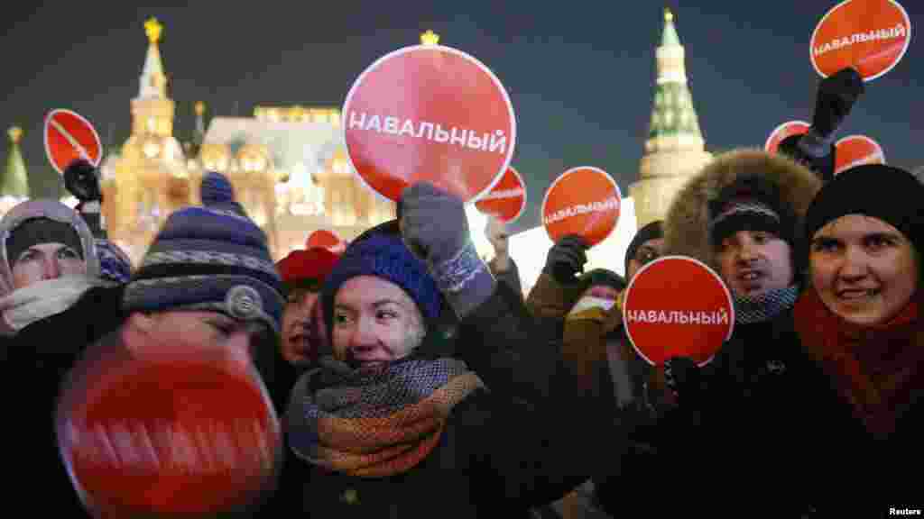 Все второе путинское десятилетие в России нарастало протестное движение. Его главным лицом стал Алексей Навальный, основатель Фонда борьбы с коррупцией, созданного специально для разоблачения криминальной активности высокопоставленных российских чиновников и силовиков. Навального неоднократно арестовывали за несанкционированные митинги и пытались завести на него уголовные дела (дела "Ив Роше" и Кировлеса), но отправить его в тюрьму российские власти так и не решились