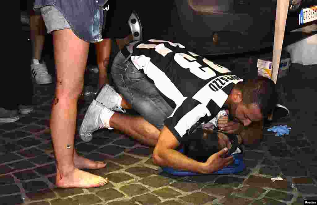 За 10 минут до окончания второго тайма раздались несколько громких хлопков (по предварительной версии, кто-то из болельщиков взорвал петарды) и началась паника