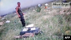 Представитель сепаратистов на месте крушения "Боинга" 17 июля 2014 года