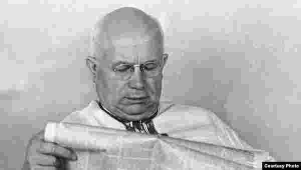 Никита Хрущев (тогда - первый секретарь Московского обкома ВКП(б), 60 лет) — Стив Бушеми. Бушеми широко известен ролями в криминальных фильмах, но настоящую славу ему принес Енох "Наки" Томпсон, грязный политик и босс мафии в телесериале Мартина Скорсезе "Подпольная империя" об Америке времен "сухого закона". Период правления Хрущёва (с 1953 года) часто называют "оттепелью": но вместе с тем именно на него пришлась жёсткая антирелигиозная кампания, усиление карательной психиатрии и расстрел рабочих в Новочеркасске.