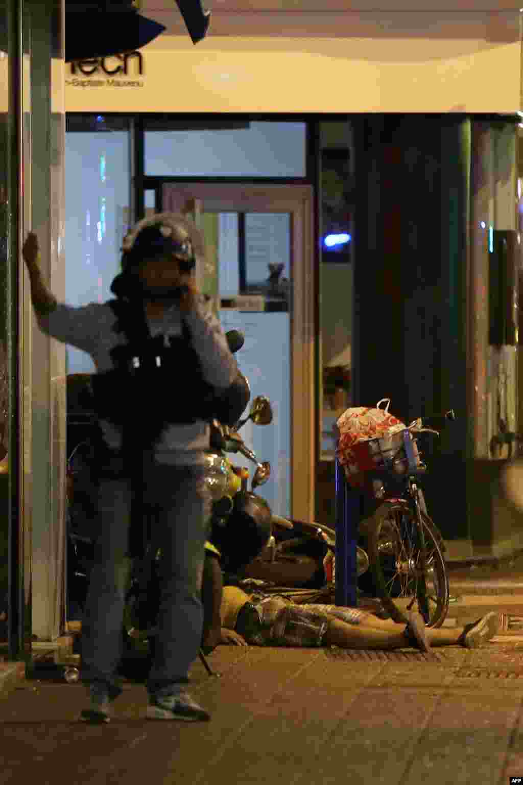 Источники во французской контрразведке сообщают, что глава Управления внутренней безопасности Патрик Кальвар предупреждал о возможной атаке. "Они перейдут к стадии использования заминированных автомобилей и взрывных устройств", – был убежден Кальвар. Французы опасались терактов во время чемпионата по футболу Евро-2016, поэтому до его окончания все объекты находились под пристальным наблюдением