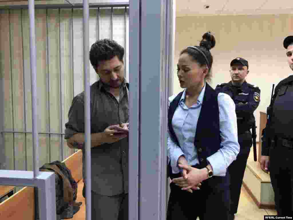 28-летнему Кириллу Жукову помимо обвинений в массовых беспорядках (по статье 212-й ему грозит лишение свободы до восьми лет), также вменяют применение насилия в отношении полицейского (по 318-й статье ему грозит до пяти лет). Федеральные каналы публиковали видео, на котором, предположительно, Жуков задирает нацгвардейца, пытаясь поднять забрало его шлема. Сам Жуков вину не признает