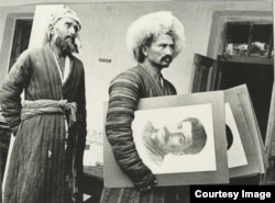 Жители Узбекистана с портретами Сталина