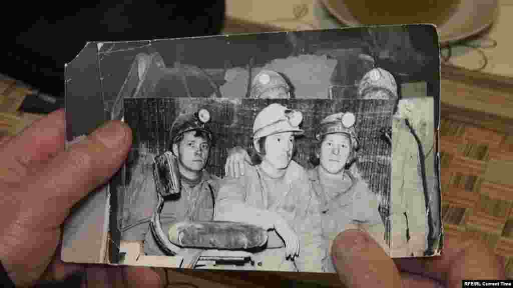 Михаил Мальцев 40 лет проработал в соляных шахтах "Уралкалия" в Березниках. Он видел, что в шахтах вплоть до 90-х годов не делали гидрозакладок (не заполняли их соляными растворами). Из-за этих ошибок в Березниках в последние годы образовалось уже более полудесятка провалов, и дом Михаила стоит рядом с одним из них.  Каждое утро бывший шахтер выходит на балкон и смотрит, не приблизился ли провал. А когда его спрашивают, где было страшнее, под землей в шахте или сейчас, в собственном доме, задумывается: "На комбайне я вообще об этом не думал, не боялся. А сейчас дома, наверное, страшнее, чем в забое". Посмотреть фильм о Березниках и почитать о городе, который стоит над пустотой.