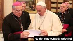 Белорусский архиепископ Тадеуш Кондрусевич с папой римским Франциском