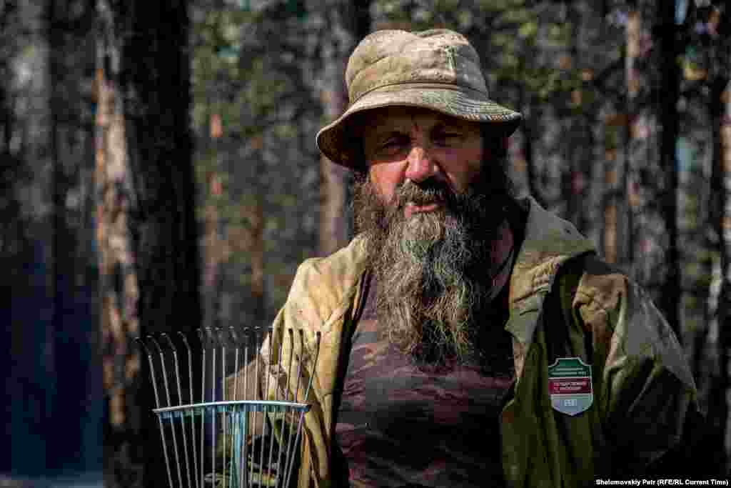 Сергей Аталольевич Гончаров базируется в Еланцах, но сегодня он вместе с другими лесниками с "материка" помогает тушить пожар на Ольхоне