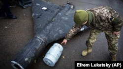 Украинский военный осматривает сбитый российский дрон типа Shahed. Именно такие дроны собирают в особой экономической зоне "Алабуга" в российском Татарстане