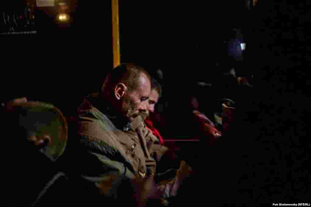 Донецк, обмен пленными между сепаратистами "ДНР" и киевскими силовиками, представители "ДНР" отпустили 16 человек. Фото Петр Шеломовский, "Настоящее время" 