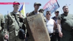 Добровольцы в Одессе пришли в облсовет за льготами и выбили дверь Добровольцы в Одессе пришли в облсовет за льготами и выбили дверь