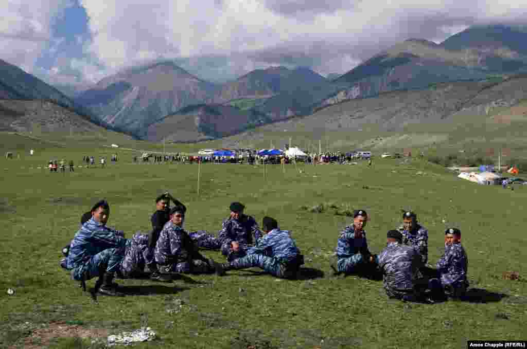 Также ему не понравилась работа полиции на Играх. "На любой вопрос, который мы задавали местной милиции, мы получили единственный ответ: "Нет", – пишет фотограф. По его словам, организаторы Игр выдали аккредитацию на соревнования практически каждому, кто о ней попросил, а это означало, что у профессиональных журналистов не было никаких преимуществ перед простыми зрителями, и их бэджи ничего не стоили