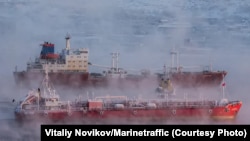 Судно Birthe Theresi (на переднем плане) недалеко от Мурманска. Архивное фото