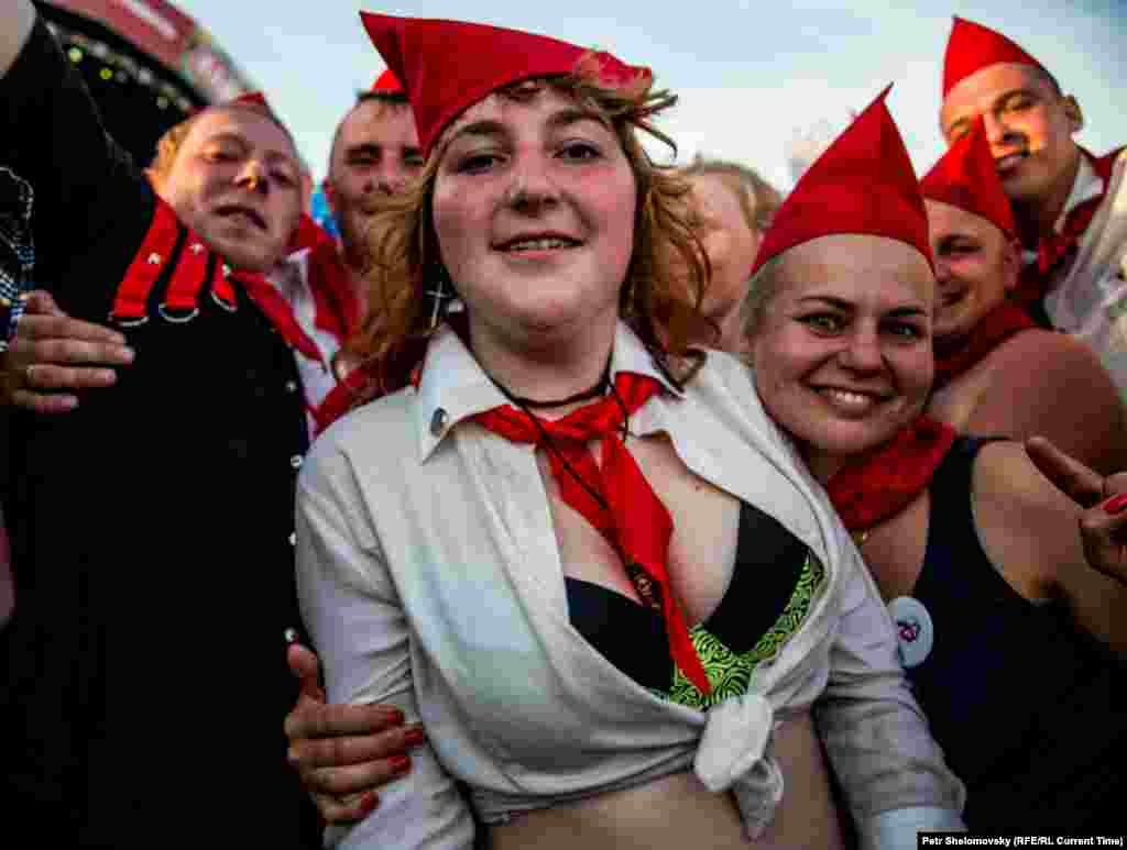 Группа фанатов в пионерской форме и галстуках на фестивале "Нашествие-2015"