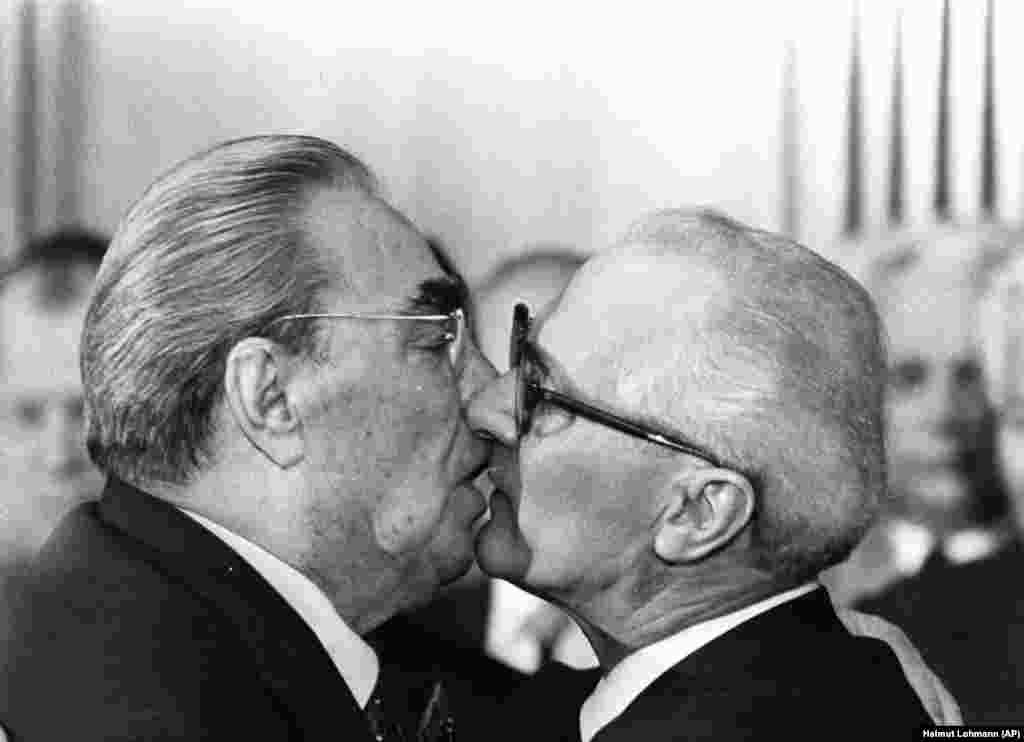 Обычно Брежнев трижды целовал коллег в щеки, но некоторые удостаивались поцелуя в губы. Знаменитая встреча Леонида Брежнева и лидера ГДР Эриха Хонеккера в 1979 году увековечена на Берлинской стене с надписью: "Господи! Помоги мне выжить среди этой смертной любви"