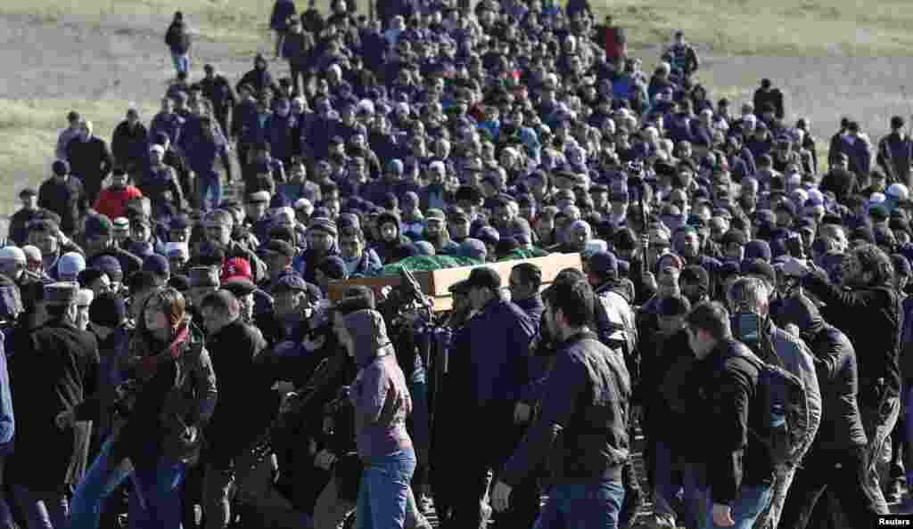 Похороны Решата Аметова. Тело 36-тилетнего крымского татарина Решата Аметова с многочисленными следами пыток было найдено 15 марта в Белогорском районе. Он был вывезен неизвестными лицами от здания Совмина Крыма, куда вышел на одиночный пикет и выражал личный молчаливый протест. Кладбище Абдал, Симферополь, 18 марта 