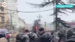 "Смотрите, полицейских больше, чем нас. Трусливое правительство!" "Смотрите, полицейских больше, чем нас. Трусливое правительство!"