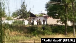 Место в городе Курган-Тюбе, где нашли повешенного российского солдата