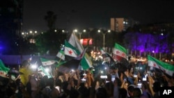 Сирийцы вышли на улицы Дамаска после того, как президент США Дональд Трамп объявил о планах смягчить санкции против Сирии, 13 мая 2025 года