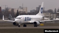 Самолет UTair в аэропорту Киев-Жуляны