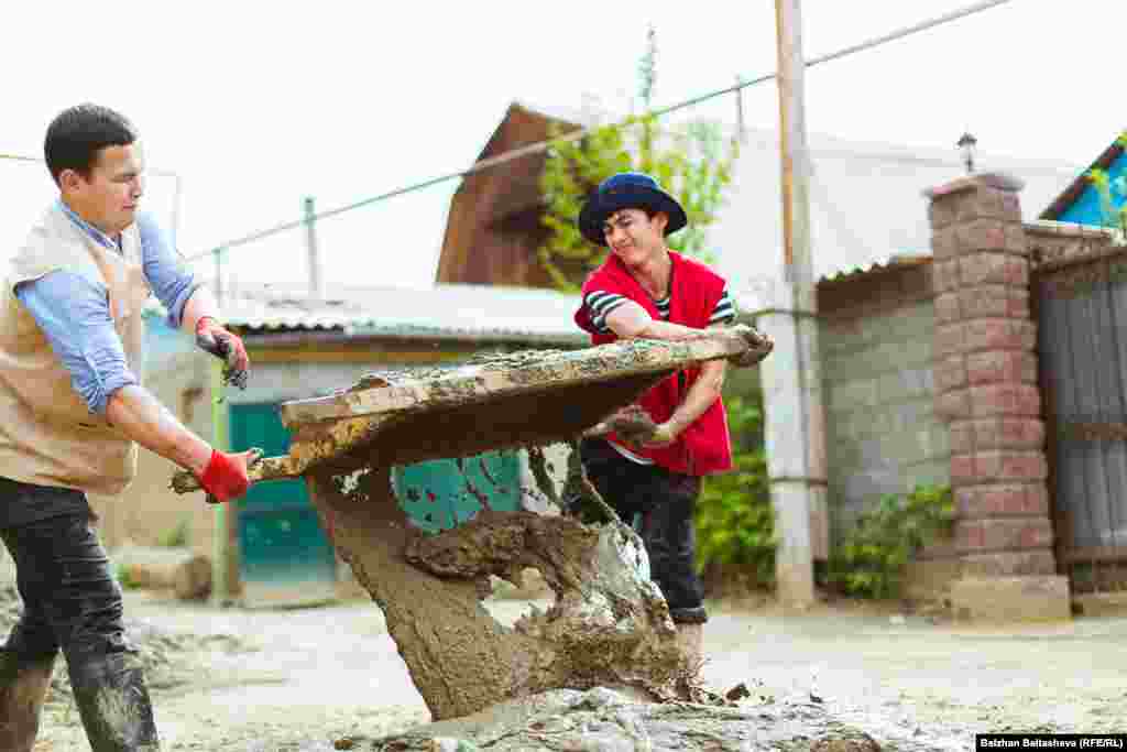 На фото - волонтеры общественного фонда "Шугыла" помагают чиститьдом  Любови Александровны