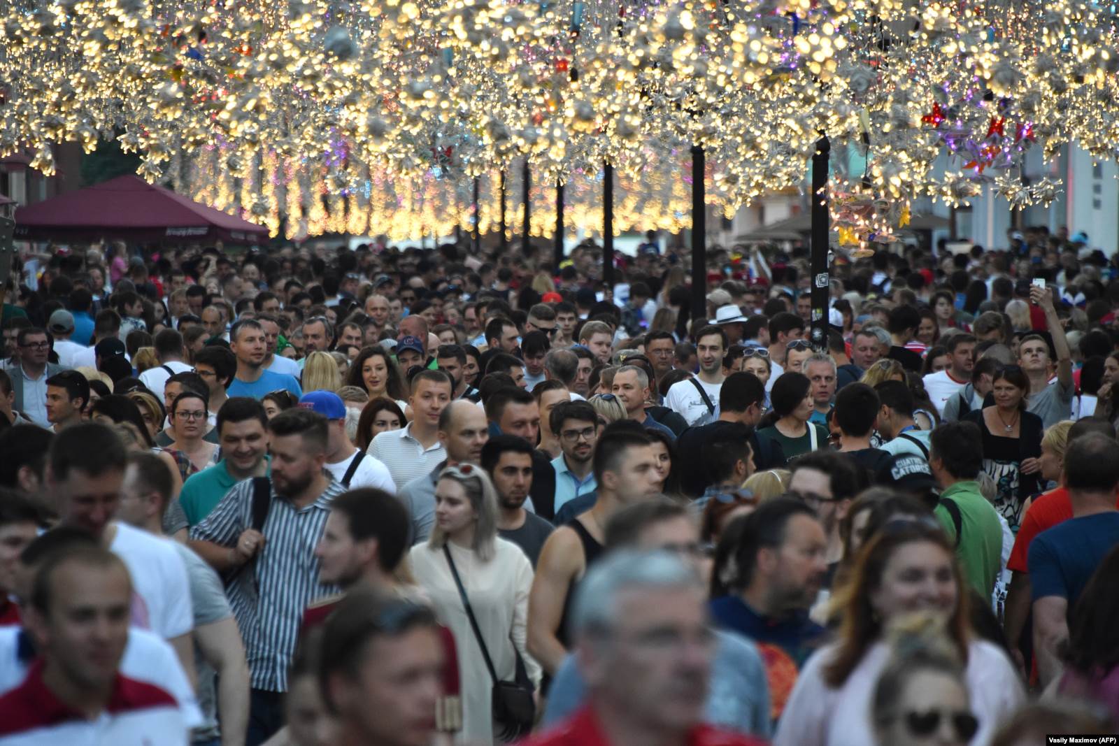 Болельщики Чемпионата мира по футболу на улице Никольской в Москве летом 2018 года. Фото: AFP