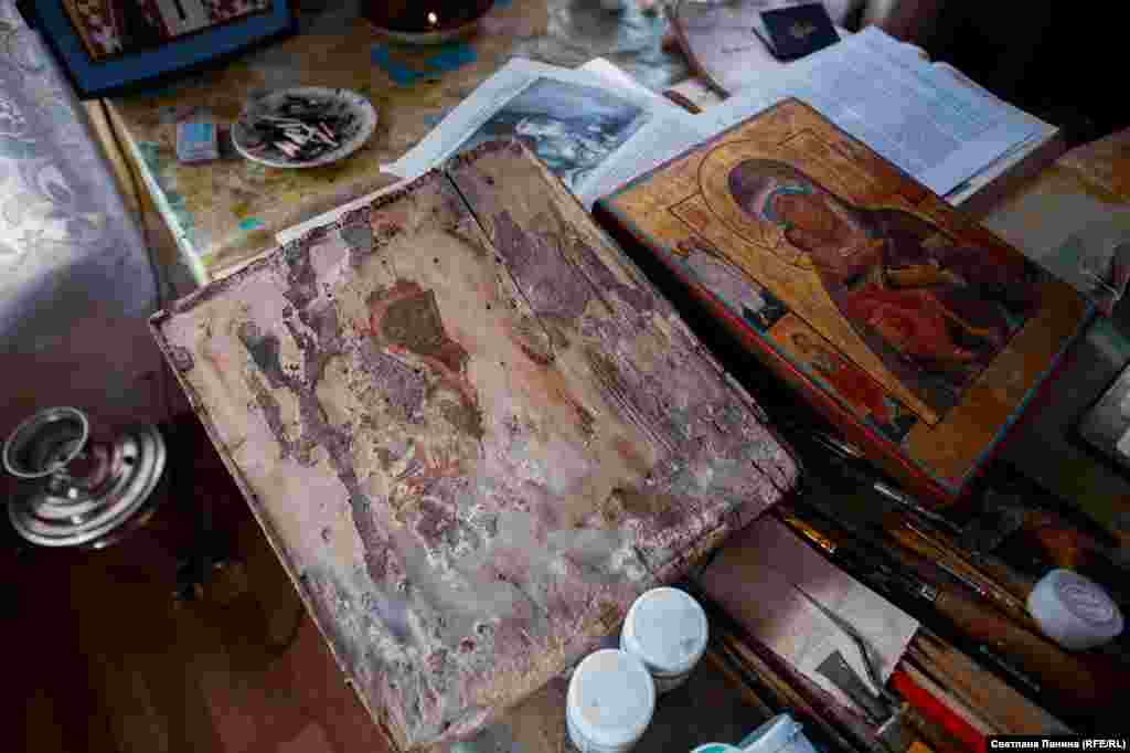 Художник не только пишет свои, но и реставрирует старые иконы. Это – икона Божьей Матери под восстановление. Терентьев датирует ее 15-18 веками, ссылаясь на остатки фрагментов ковчега под врезку  