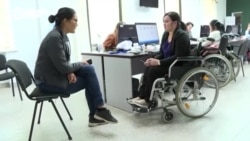 Бариста, который не слышит и оператор колл-центра в коляске. Истории людей с инвалидностью, которые нашли работу Бариста, который не слышит и оператор колл-центра в коляске. Истории людей с инвалидностью, которые нашли работу