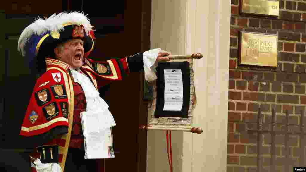 Герольд объявляет о рождении британской принцессы, показывая наспех переписанное объявление 