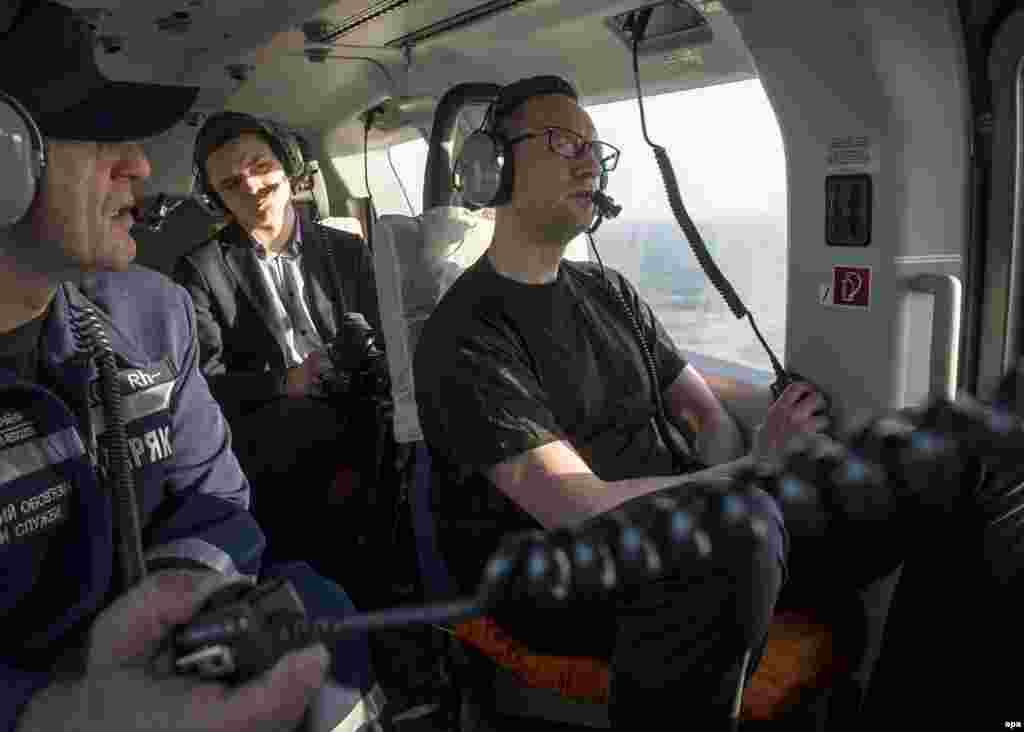 Украинский премьер Ярсений Яценюк облетает на вертолете район пожара в Зоне отчуждения вокруг Чернобыльской АЭС 