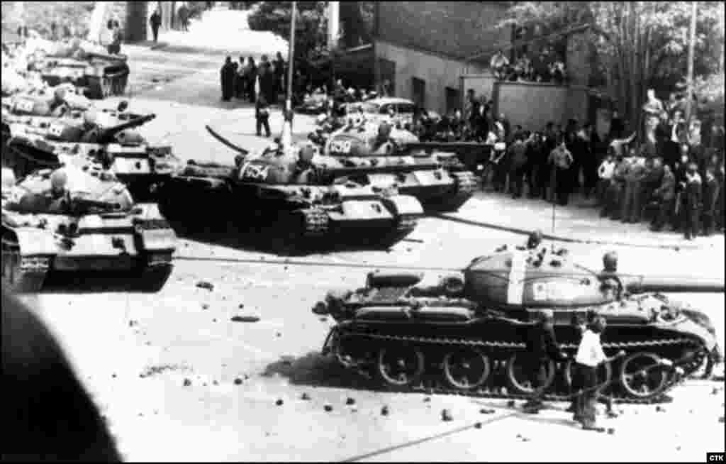 Но в Праге и других городах протестующие граждане пытались воспрепятствовать движению войск и техники. Активисты меняли указатели и таблички с названием улиц, а в магазинах были спрятаны все карты 