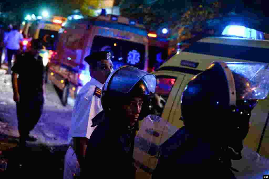 Скорые привезли тела погибших в каирский морг Зейнхом  