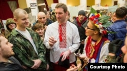 Антон Красовский (в центре) и Ксения Собчак (справа), 9 сентября 2015 года