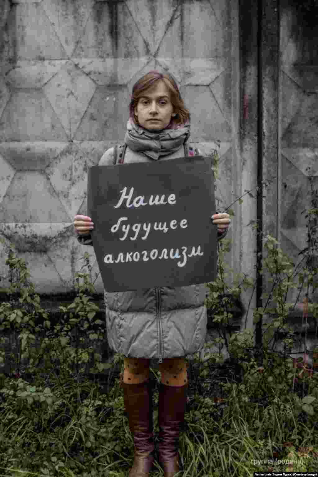 Основными направлениями в ее творчестве указаны "перформативное социальное искусство, полевые и экспериментальные исследования патриотизма, языков и институтов власти"