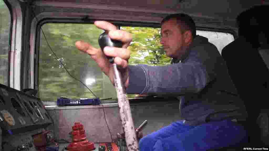 Артур Календжян – водитель поезда узкоколейной железной дороги в Апшеронске в Краснодарском крае. Поезд местные жители называют "Матрица", а самого Артура сравнивают с летчиком Мимино, который всегда готов помочь жителям окрестных деревень. "Я и нянька, и механик, и машинист, и кондуктор", – смеется Артур, чей старый поезд регулярно буксует на стертых рельсах. Если это происходит, машинист "матрицы" спускается вниз и посыпает рельсы песком – для улучшения сцепления. Посмотреть фильм об Апшеронской узкоколейке и ее пассажирах и прочитать истории пассажиров. 