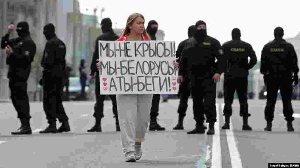 Акцию 30 августа назвали одной из самых дерзких из-за плакатов, которые несли люди, а также кричалок. Участники демонстрации скандировали: "Сколько стоит совесть?", "С днем рождения", "Это наш город", "Крыса – ты, а мы – народ". Неделю назад, пролетая над проспектом Победителей на вертолете после того, как участники акции уже разошлись, действующий президент сказал, что они "как крысы разбежались"