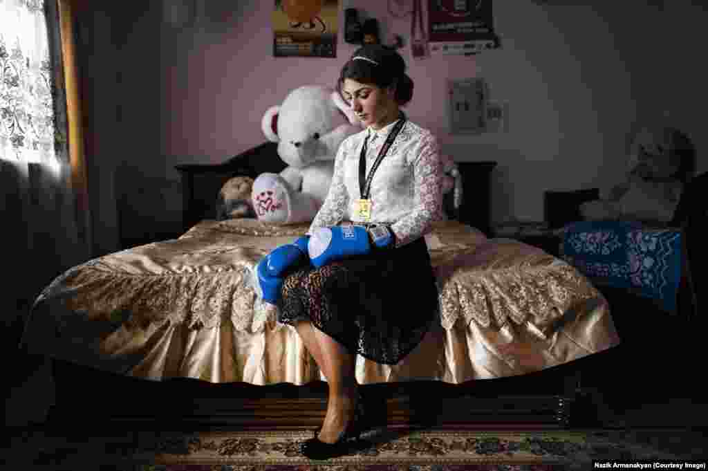 Ануш Григорян – 19. Уже десять лет она профессионально занимается боксом. Мечтает участвовать в летних Олимпийских играх-2016