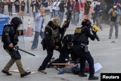 Протесты в Лос-Анджелесе после многочисленных задержаний мигрантов подраздедениями миграционной полиции ICE, 6 июня 2025, фото Reuters