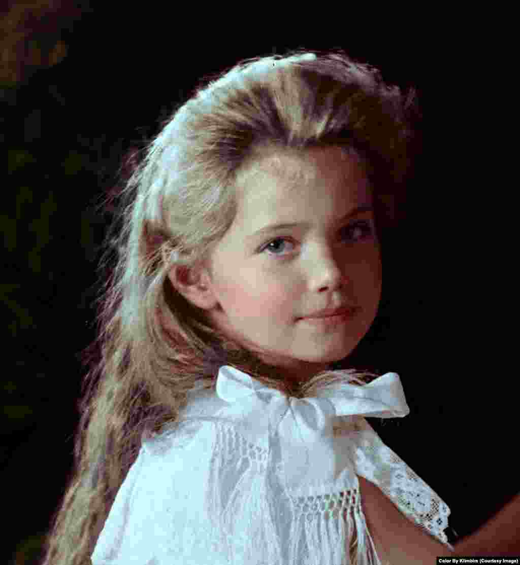 На фото – Великая княжна Мария Николаевна, третья дочь царя Николая II, 1906 год. Царская семья была убита большевиками в 1918 году