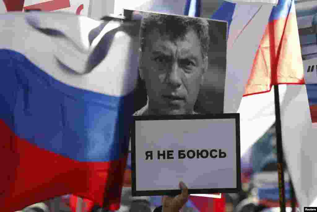 Оппозиционер Борис Немцов, один из символов антипутинского протестного движения в России, был убит в центре Москвы в феврале 2015 года. За его убийство отбывают наказание пятеро уроженцев Чечни, но адвокаты, представляющие интересы семьи Немцова, неоднократно заявляли, что заказчик преступления так и не назван, а власти не дают провести полноценное расследование. Убийство политика вызвало серию протестов по всей России: их основным лозунгом стало "Я не боюсь"