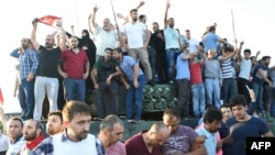 Турки празднуют на танках военных, которые перекрывали мост через Босфорский пролив, но сдались, 16 Июля 2016